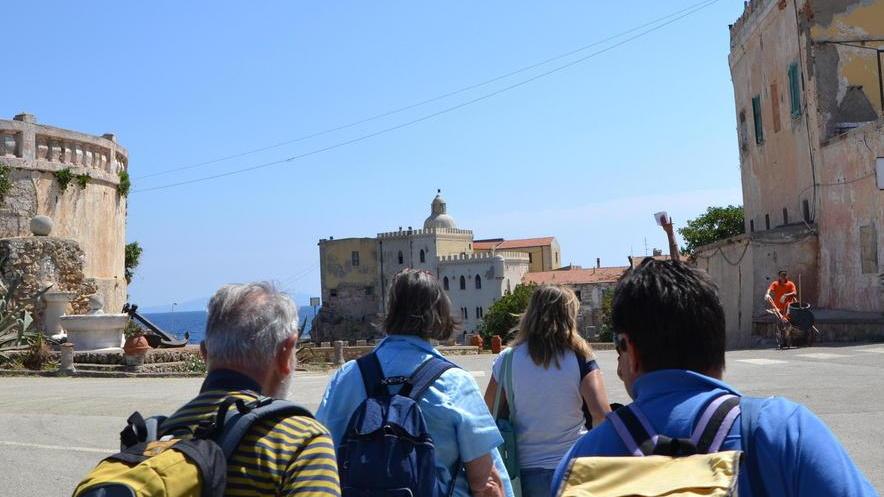 Otto euro per sbarcare, proteste sulla nave