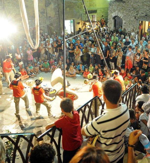 Musica, artisti di strada e cucina Doc 