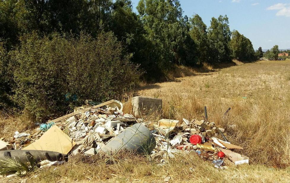 Lamiere e rifiuti abbandonati 
