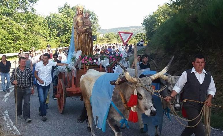 La Madonna di Lamula esce dal santuario