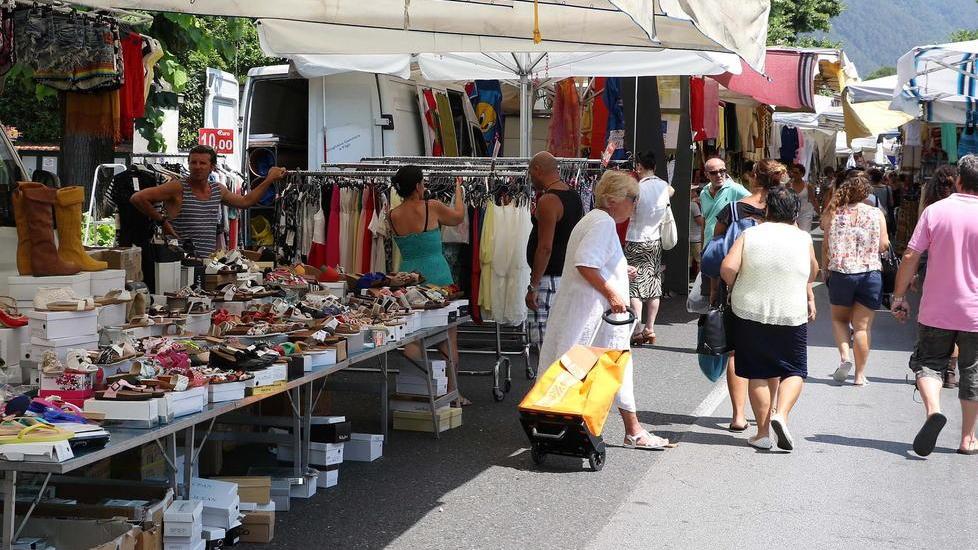 Sfila il borsello tra i banchi del mercato