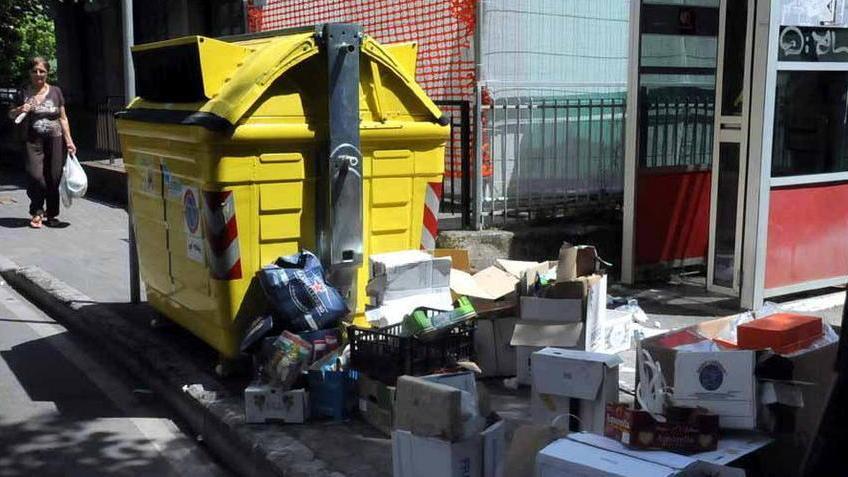 Cassonetti strapieni. E i turisti si tappano il naso