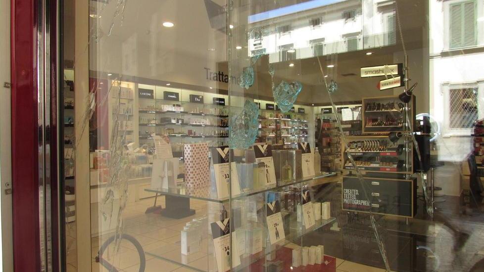 Tira oggetti contro la gente in via Grande e al mercato