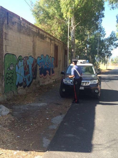 Lanciano pietre contro le auto 
