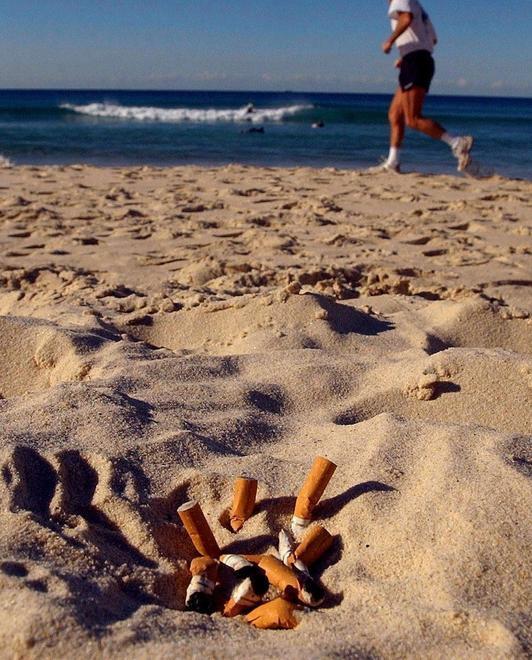 Spengono le sigarette sulla sabbia: multati