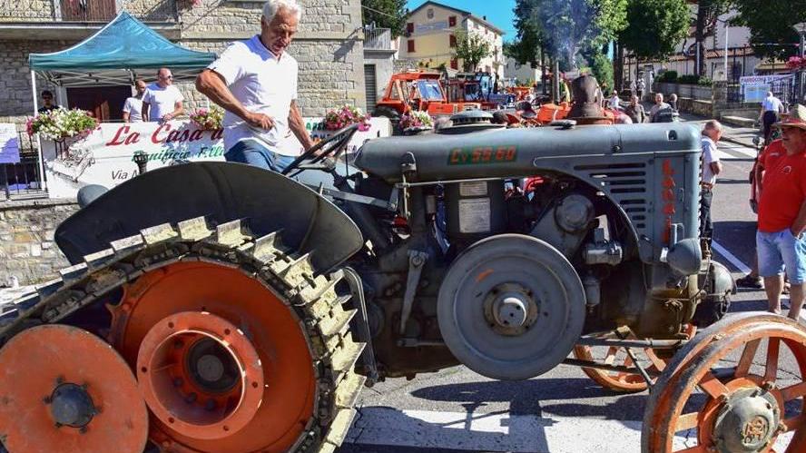 Raduno da tutta la montagna con trecento vecchi mezzi