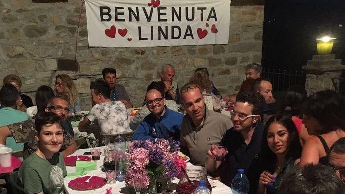 Festa a sorpresa per la sposa boliviana con tutta Veneseto