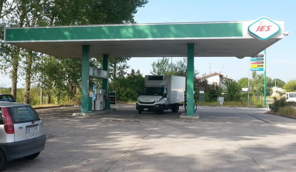 In due rapinano il benzinaio dell’incasso 