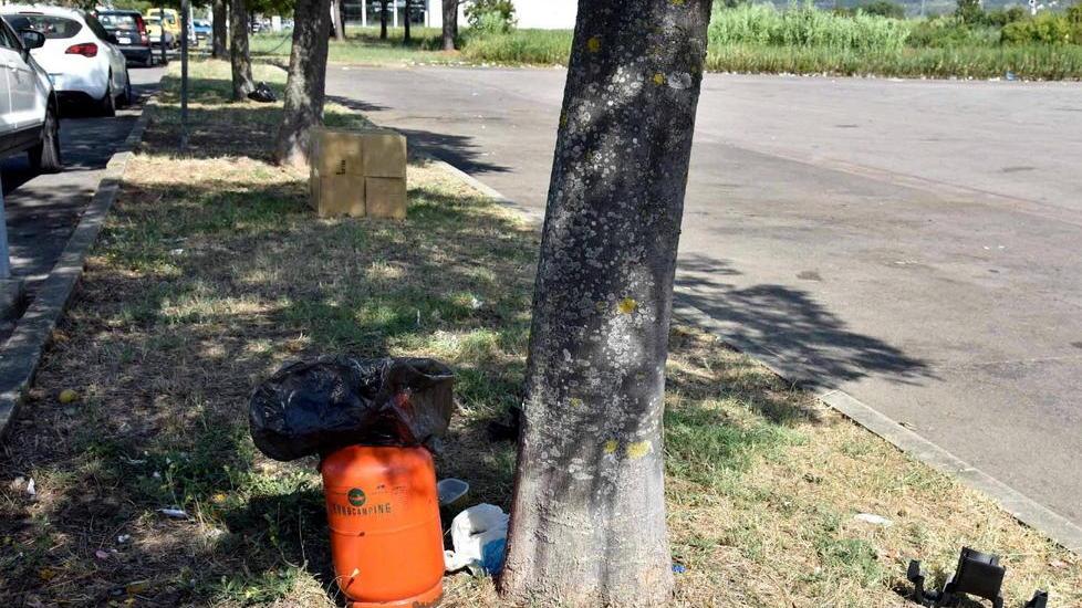 Bombola del gas e rifiuti abbandonati nel piazzale (Foto Agenzia Carlo Sestini)