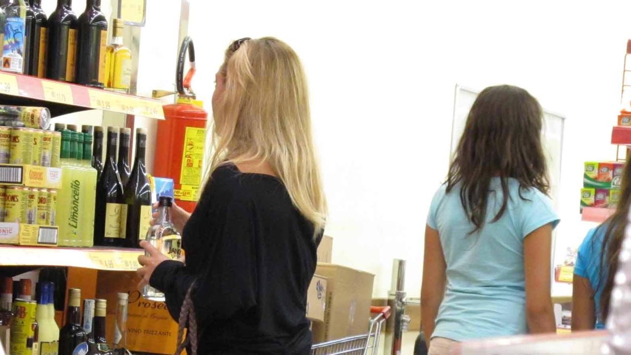 Vende alcolici a ragazzi minorenni, denunciato il titolare del market