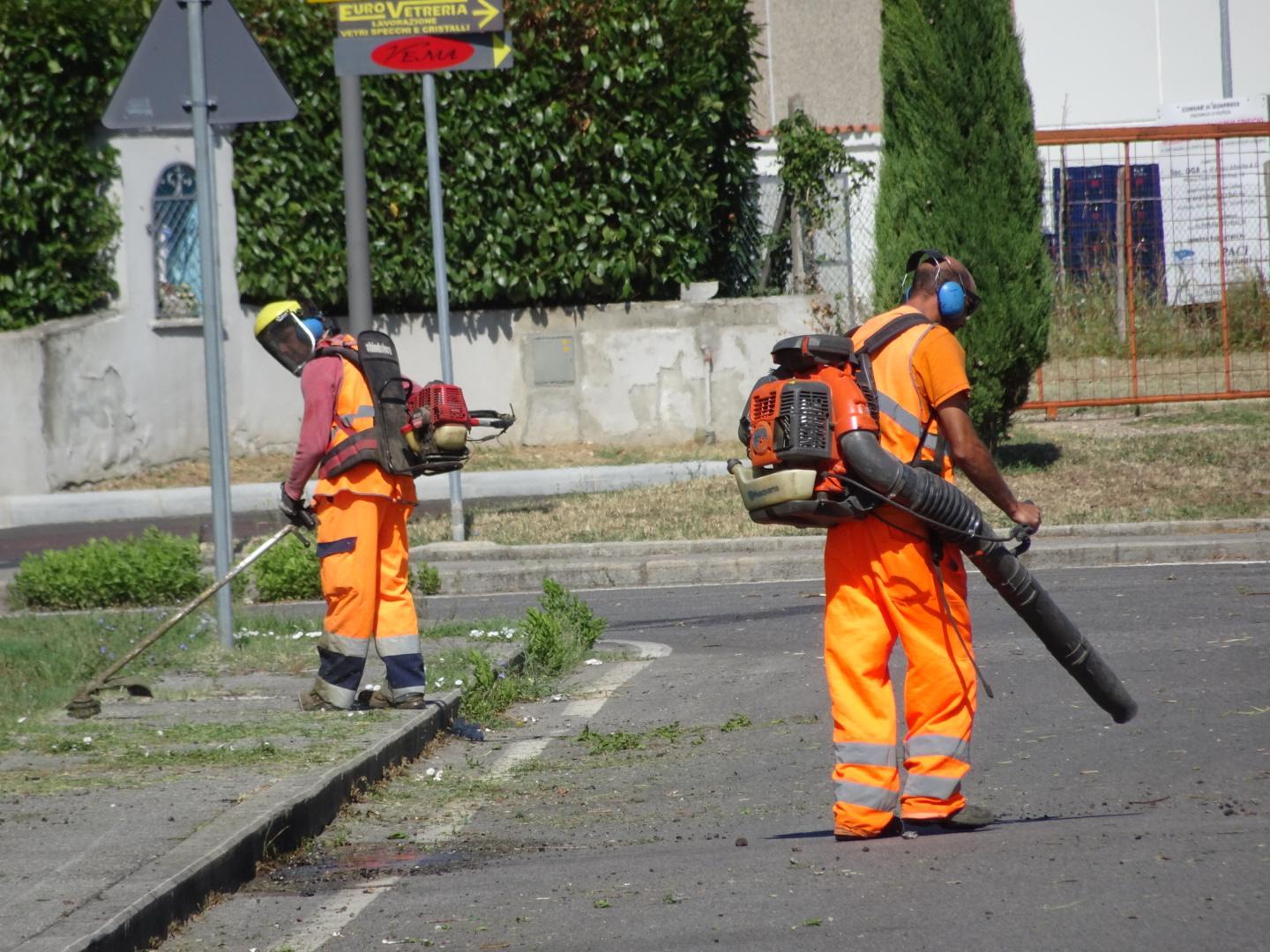 Gli operai a lavoro nella rotonda (foto Gori)