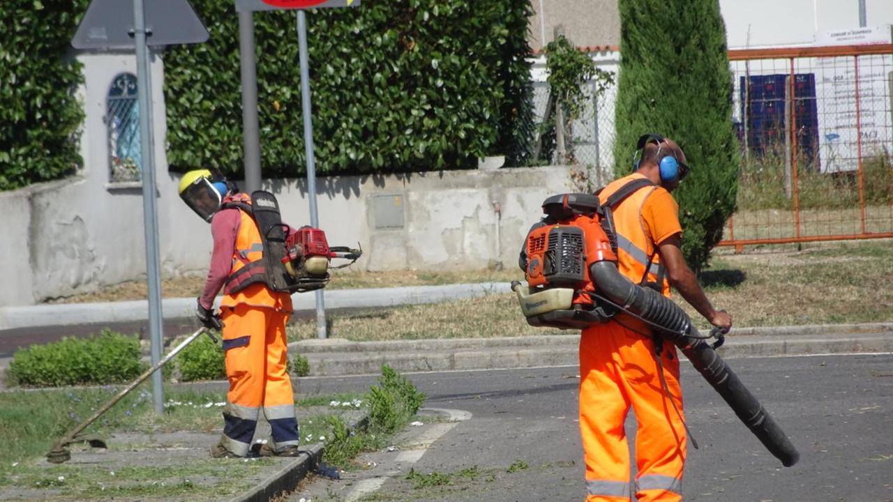Gli operai a lavoro nella rotonda (foto Gori)
