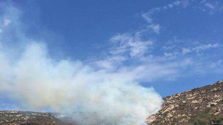 Le fiamme sopra alla strada di Fetovaia