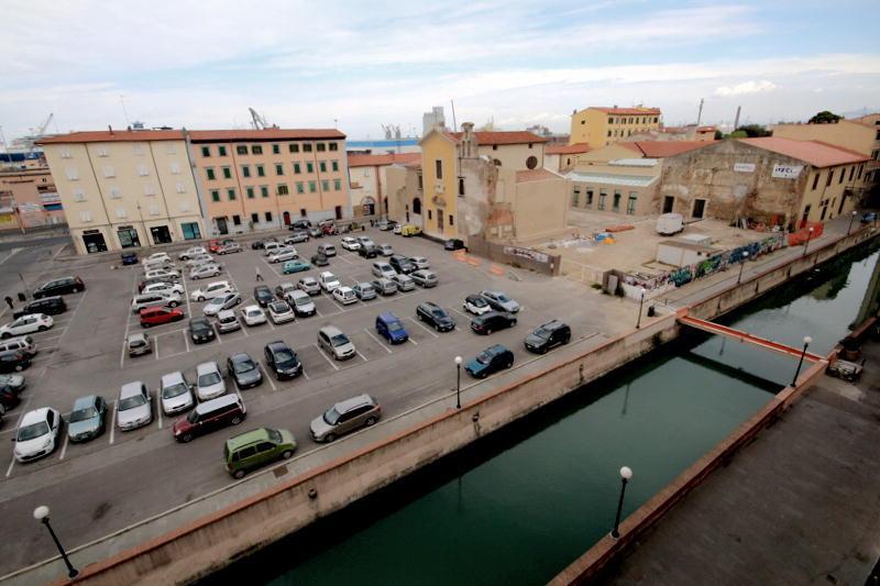 In piazza del Luogo Pio solo un palazzo