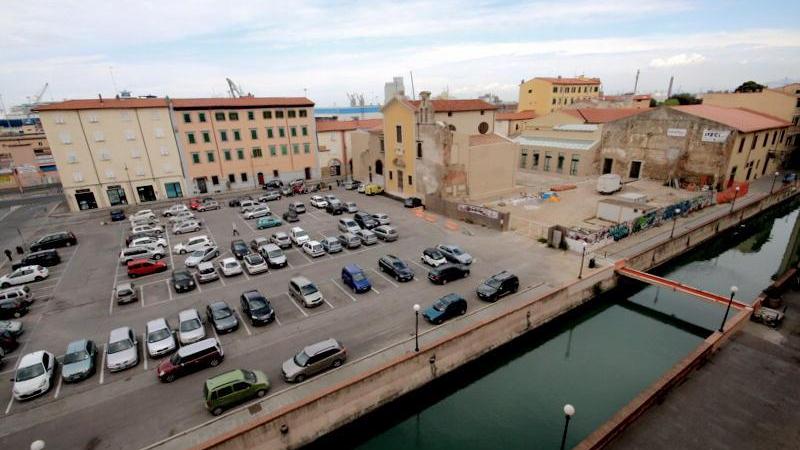 In piazza del Luogo Pio solo un palazzo