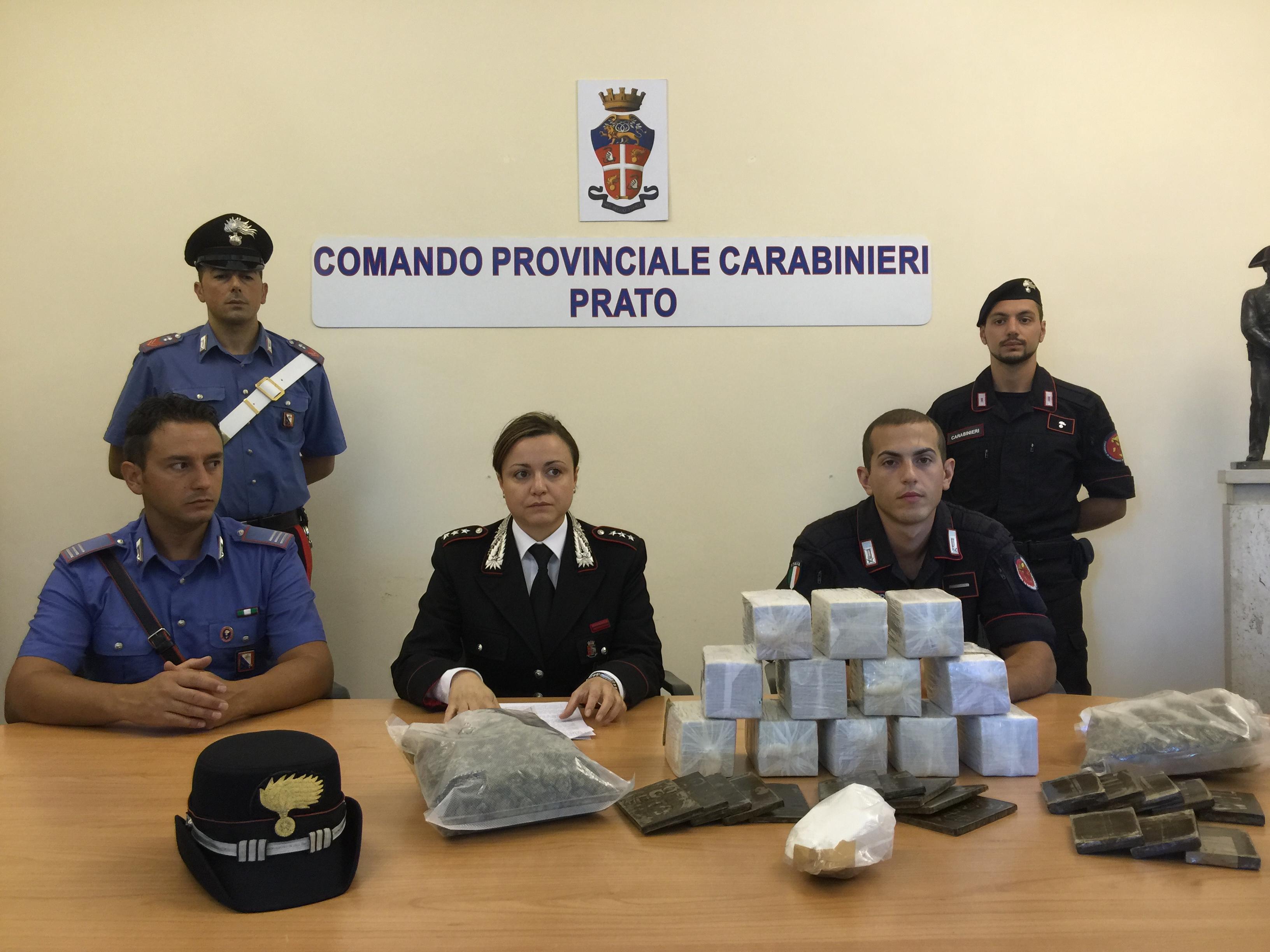 La droga sequestrata e la capitano della Compagnia Sara Pini con a sinistra il comadante della stazione di Iolo e a destra un ufficiale della Compagnia di intervento operativo del sesto Battaglione