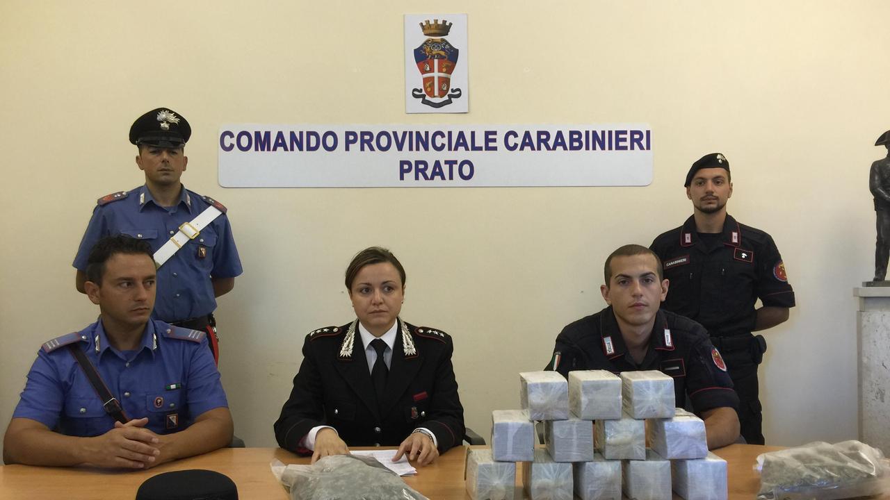La droga sequestrata e la capitano della Compagnia Sara Pini con a sinistra il comadante della stazione di Iolo e a destra un ufficiale della Compagnia di intervento operativo del sesto Battaglione