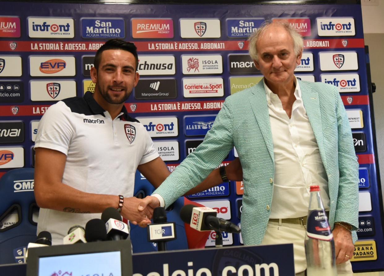 Mauricio Isla stringe la mano alds Stefano Capozucca
