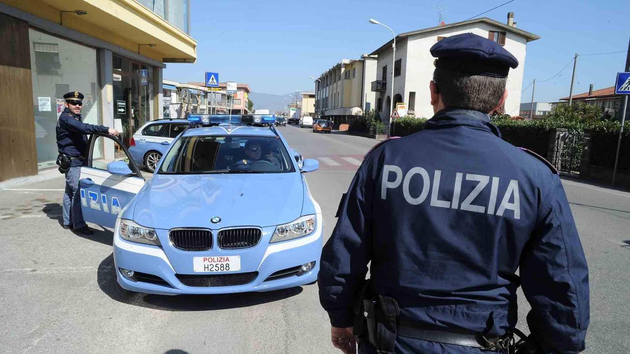 Un posto di controllo della polizia di Stato (foto Gori)