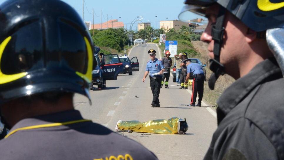 Motociclista travolto e ucciso a Stintino, è caccia all’auto che non si è fermata