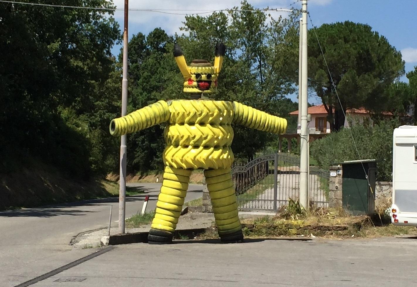 Il pupazzo della Esso ad Arcidosso nella nuova versione “Pokemon”