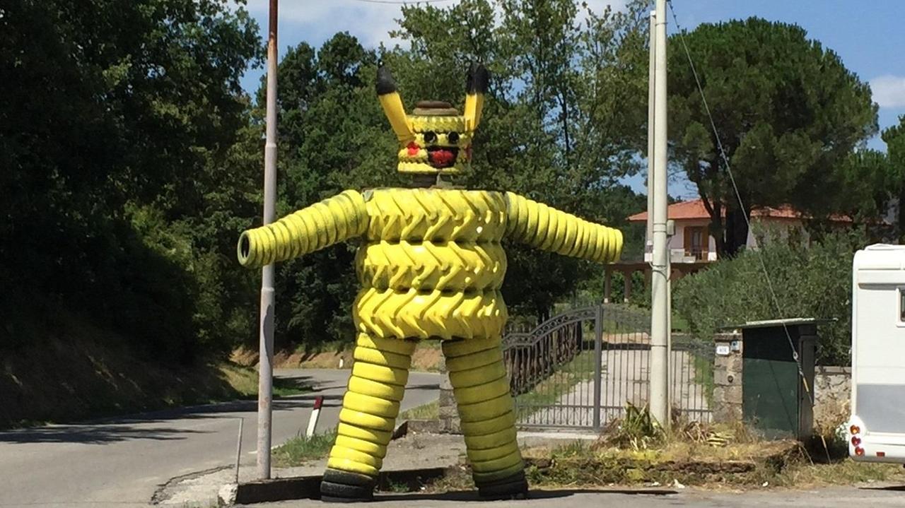 Il pupazzo della Esso ad Arcidosso nella nuova versione “Pokemon”