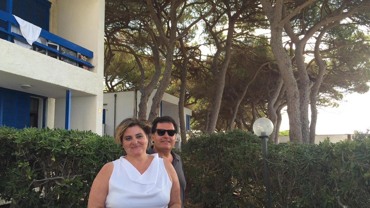 Carla e Ruggero Landini tra le costruzioni di Baia Etrusca più vicine al mare