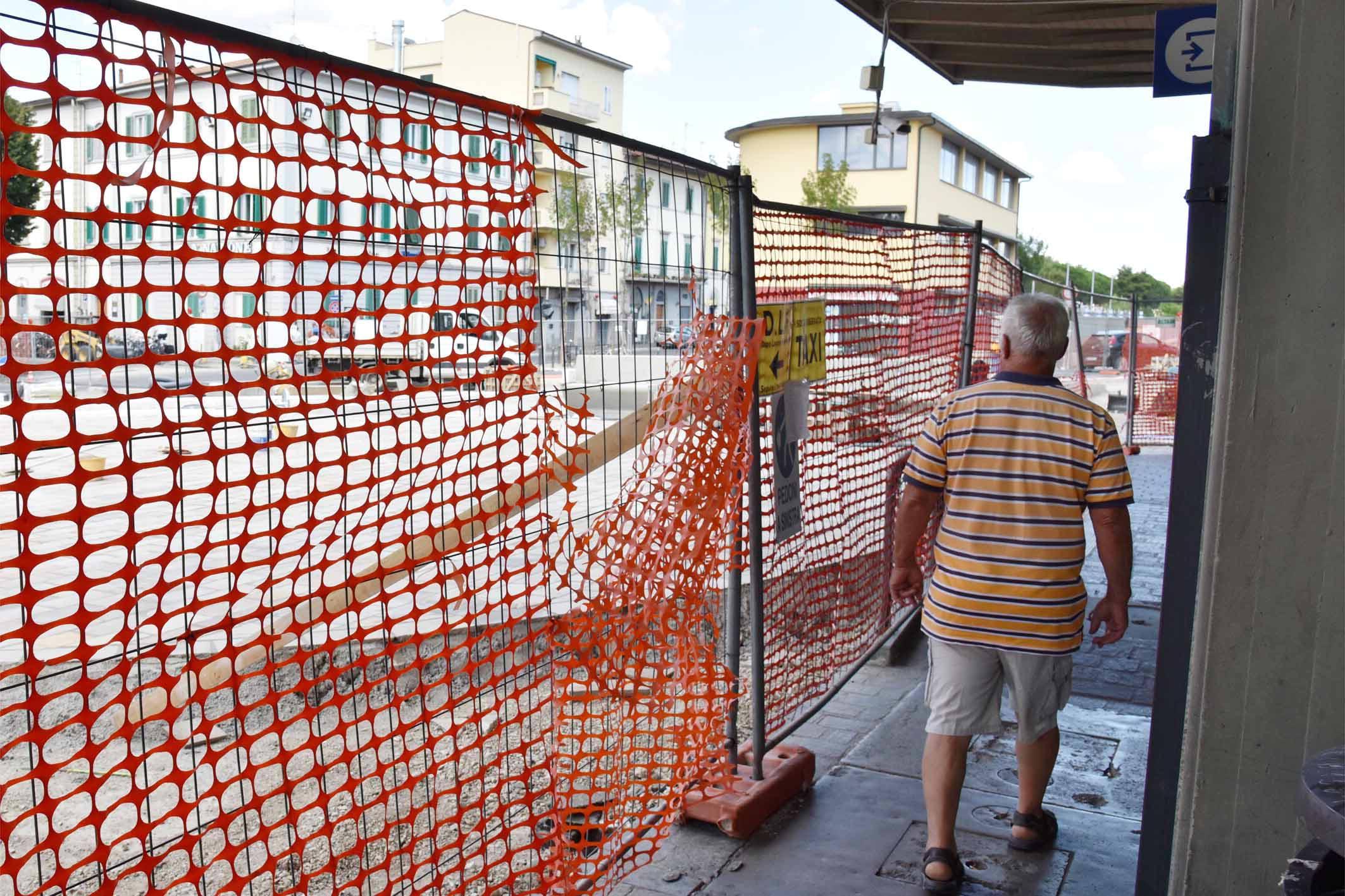 Il cancello del cantiere disteso durante il parapiglia (Foto Agenzia Carlo Sestini)