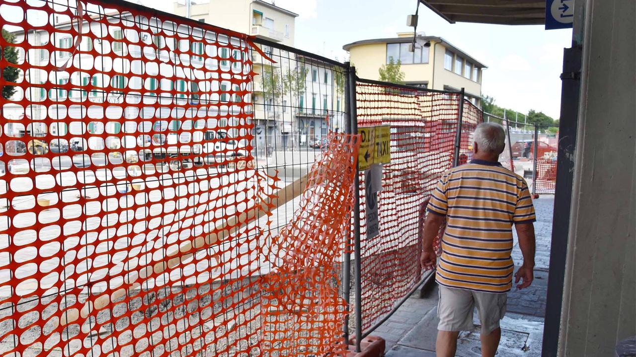 Il cancello del cantiere disteso durante il parapiglia (Foto Agenzia Carlo Sestini)