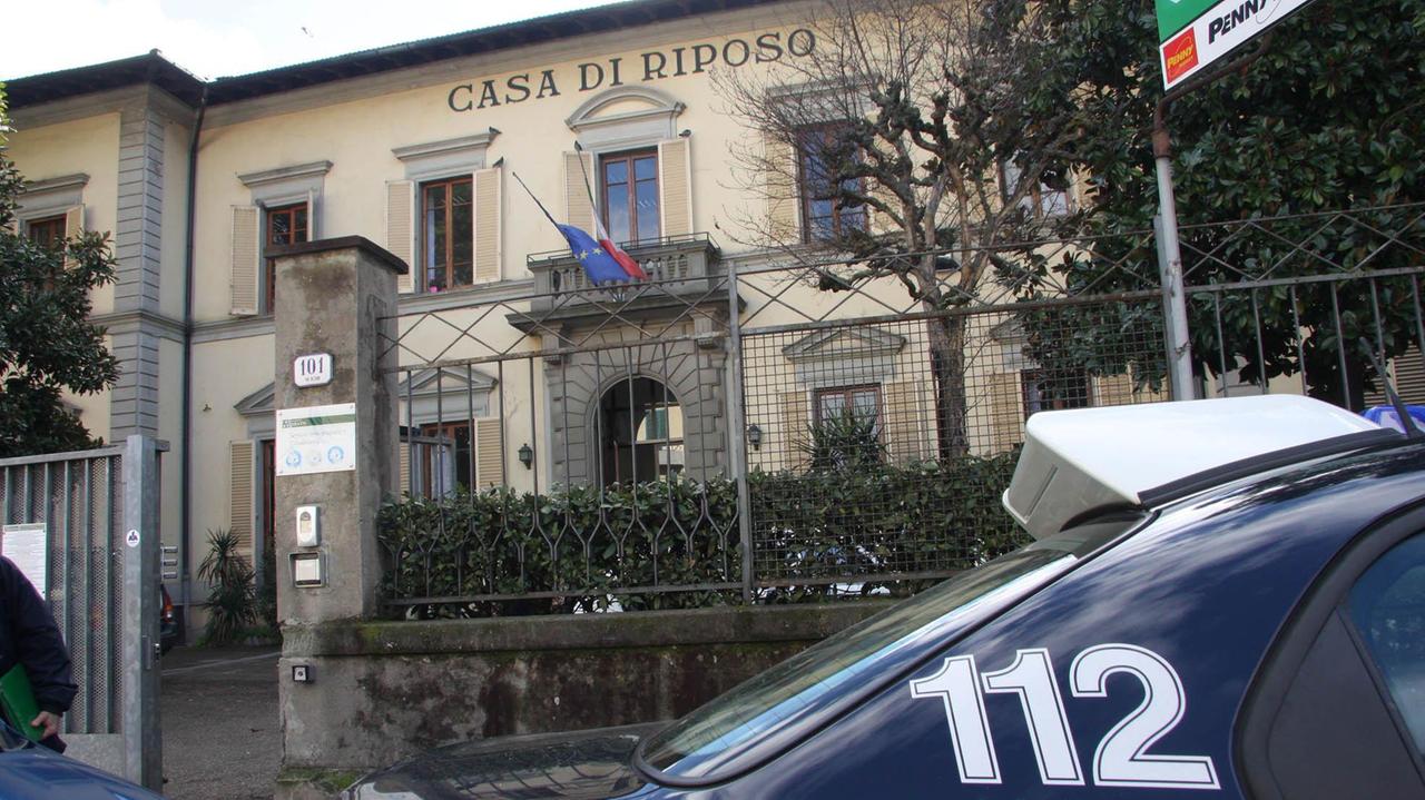 Una pattuglia dei carabinieri davanti alla sede dei Servizi sociali (archivio)