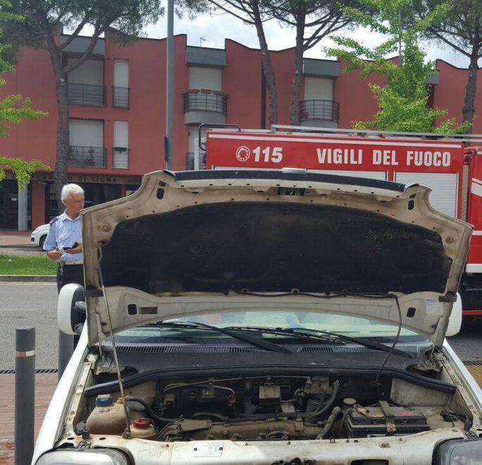 Motore in fiamme nel parcheggio vicino al municipio