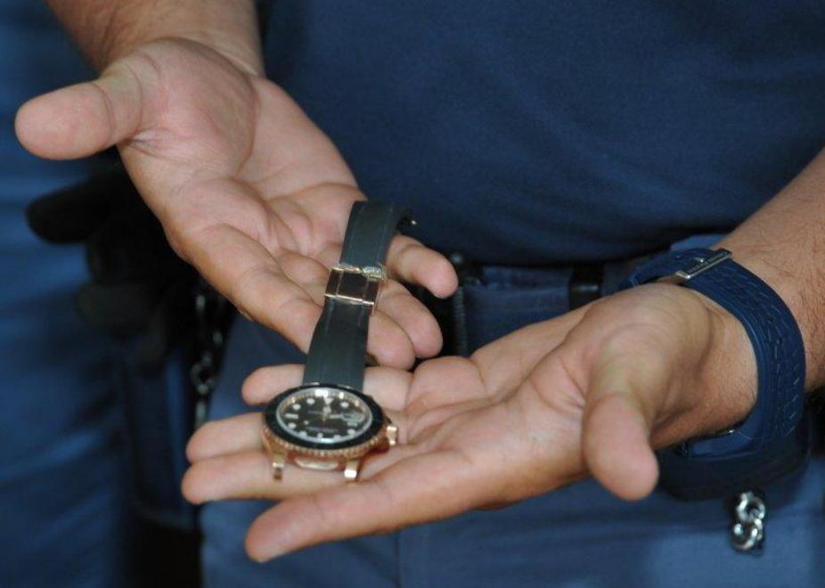 Adescava uomini per ripulirli del Rolex 