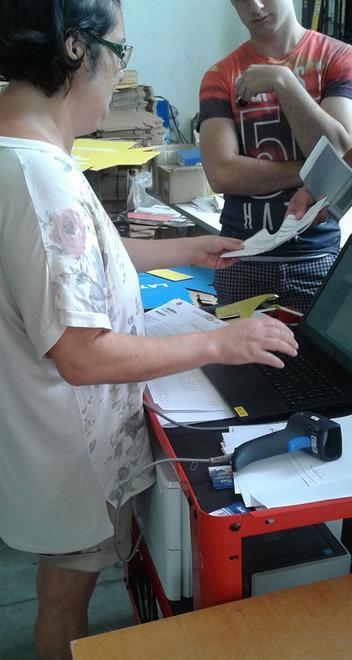 Tanti turisti in fila per ritirare i kit del porta a porta 