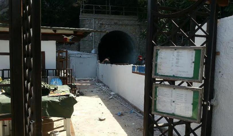 Sigilli alla Cantoniera Abbattuto anche il muro 