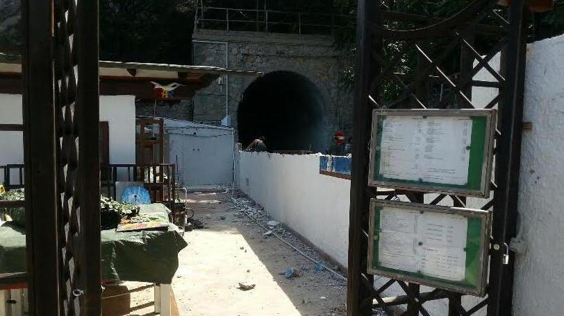 Sigilli alla Cantoniera Abbattuto anche il muro