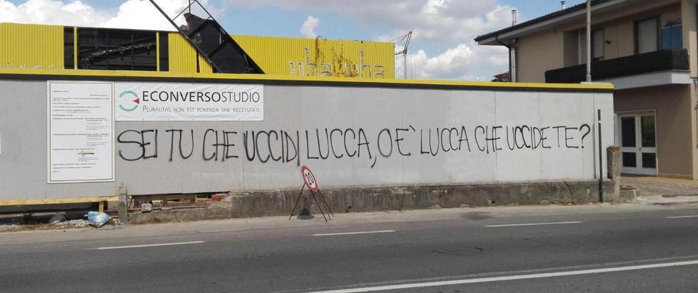 Un manichino col cappio contro il pericolo amianto 