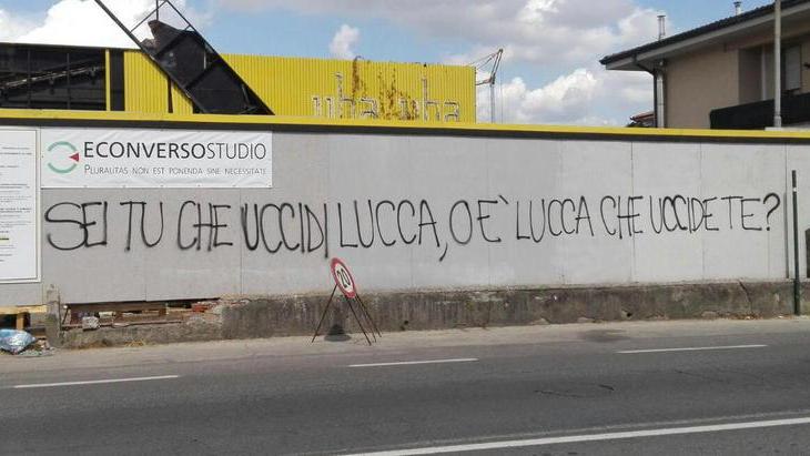 Un manichino col cappio contro il pericolo amianto