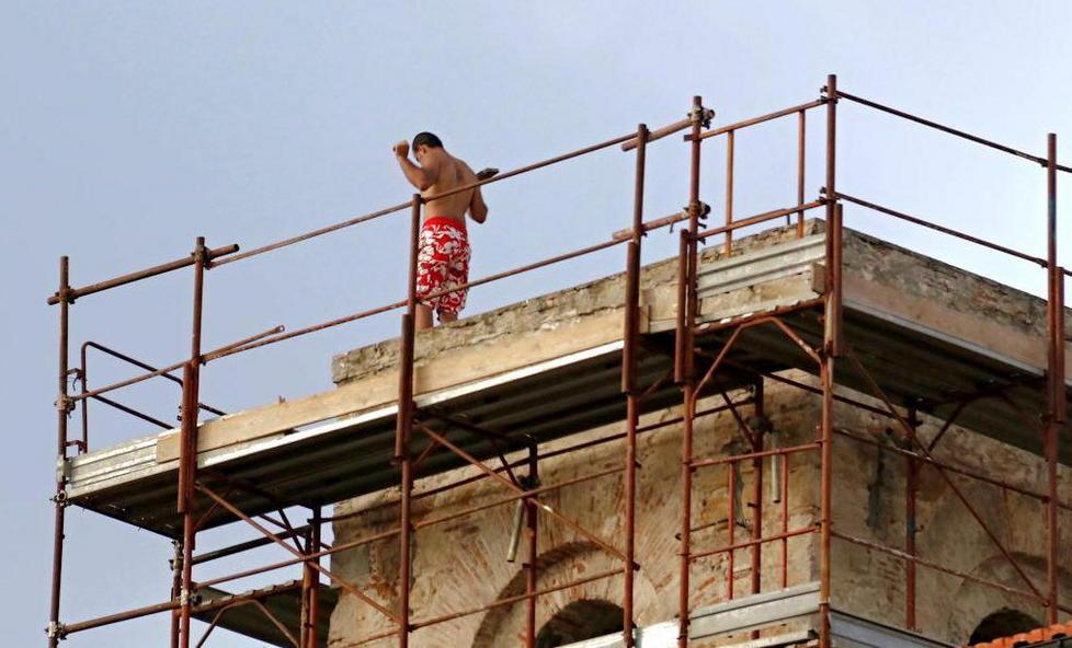 Giovane sale sul tetto e minaccia di buttarsi 