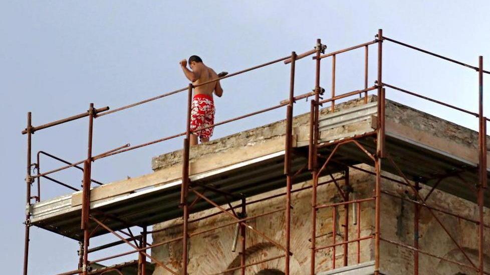 Giovane sale sul tetto e minaccia di buttarsi