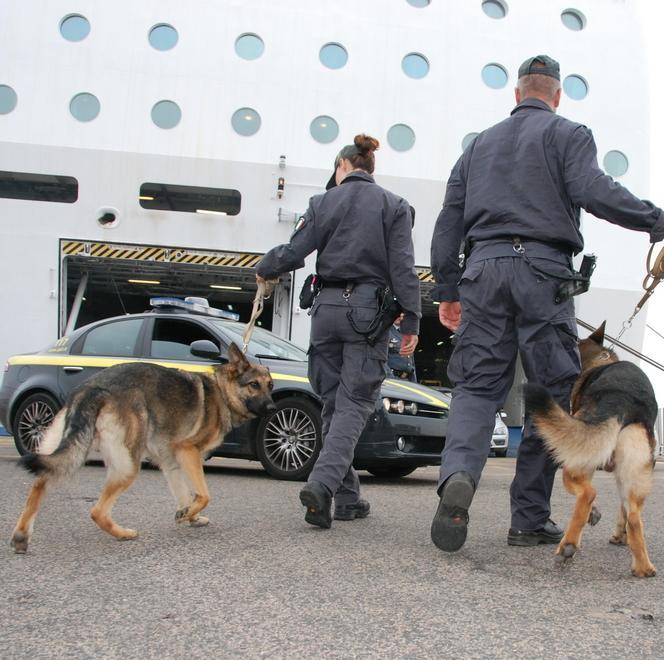 Olbia, sbarca con gli ovuli di droga nello stomaco: arrestato 