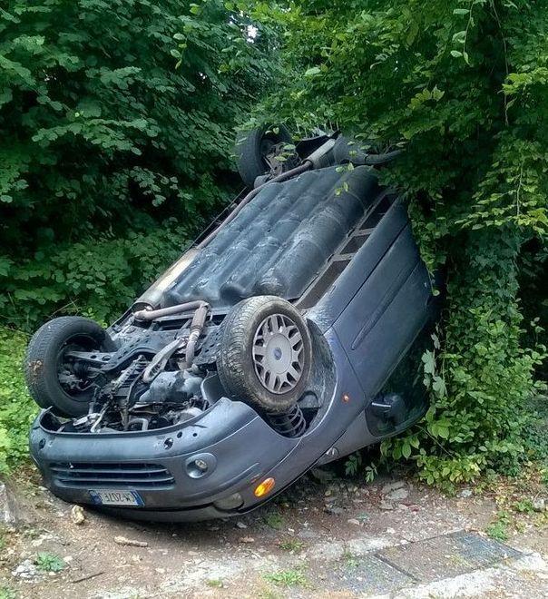 Finisce fuori strada e si capotta: ferito un anziano