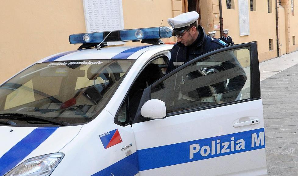 Cade in casa e resta con gamba fratturata per tre giorni