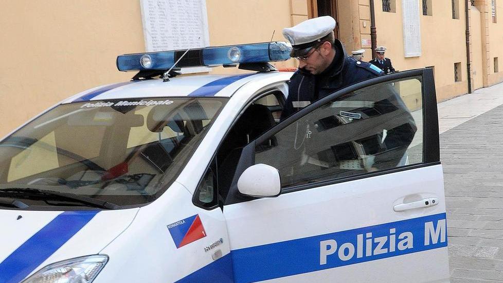 Cade in casa e resta con gamba fratturata per tre giorni