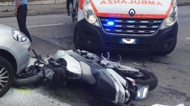 Scontro tra auto e scooter: 40enne portato in ospedale