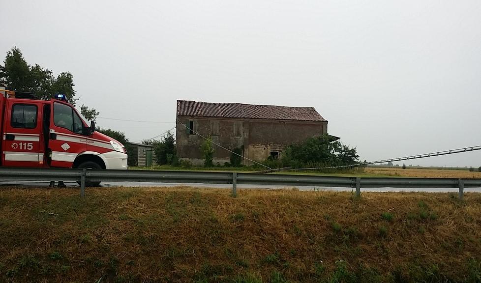 Lezzine, furgone abbatte due pali