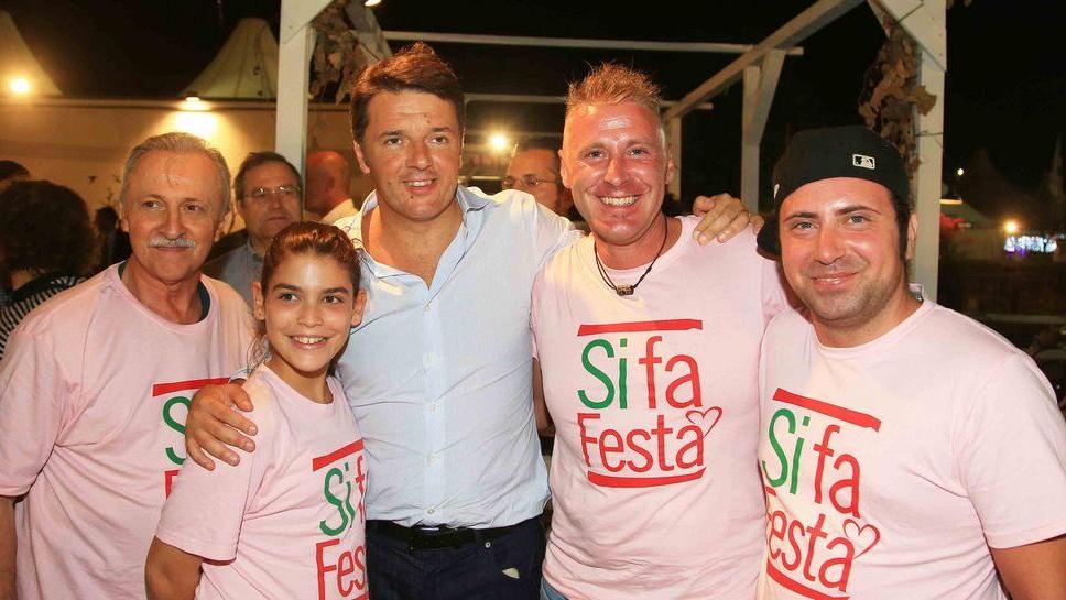 Niente cena con i volontari ma foto, selfie e autografi