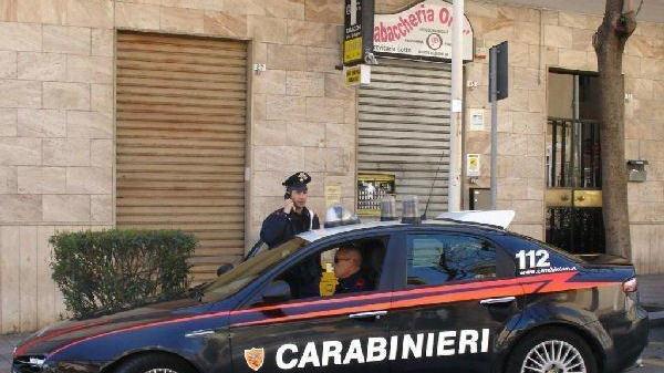 Pula, palpeggia una commessa in un negozio e scappa