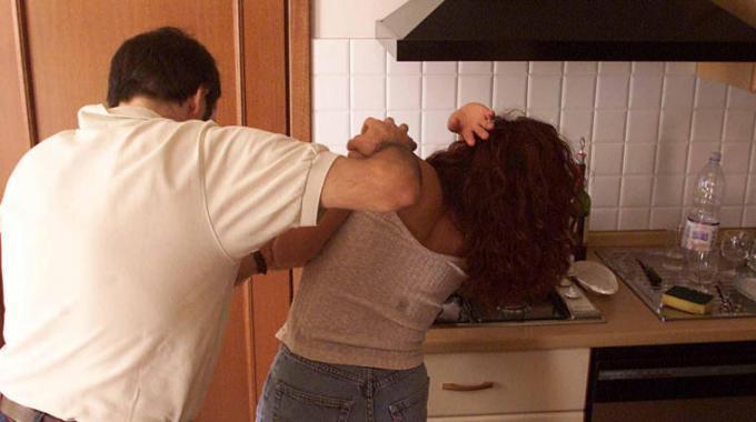 Gattatico, minaccia moglie e nuora con un coltello: arrestato 