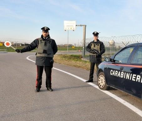 Copparo, forzano posto di blocco: inseguiti fino al mare 