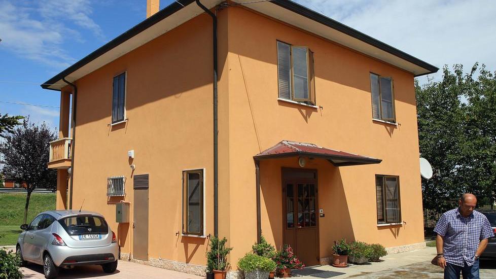 Anziana rapinata a Serravalle, è caccia ai banditi